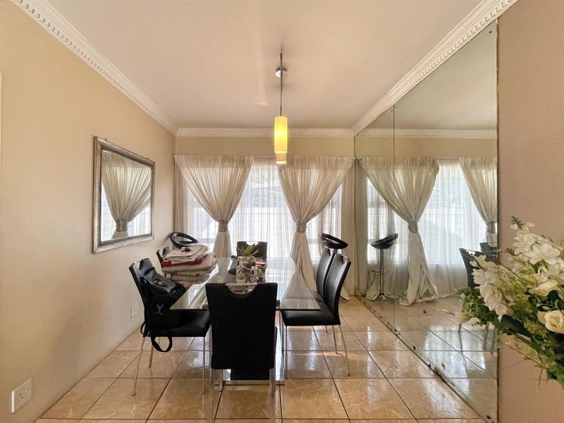 Townhouse For Sale in Bedfordview - Photo 6