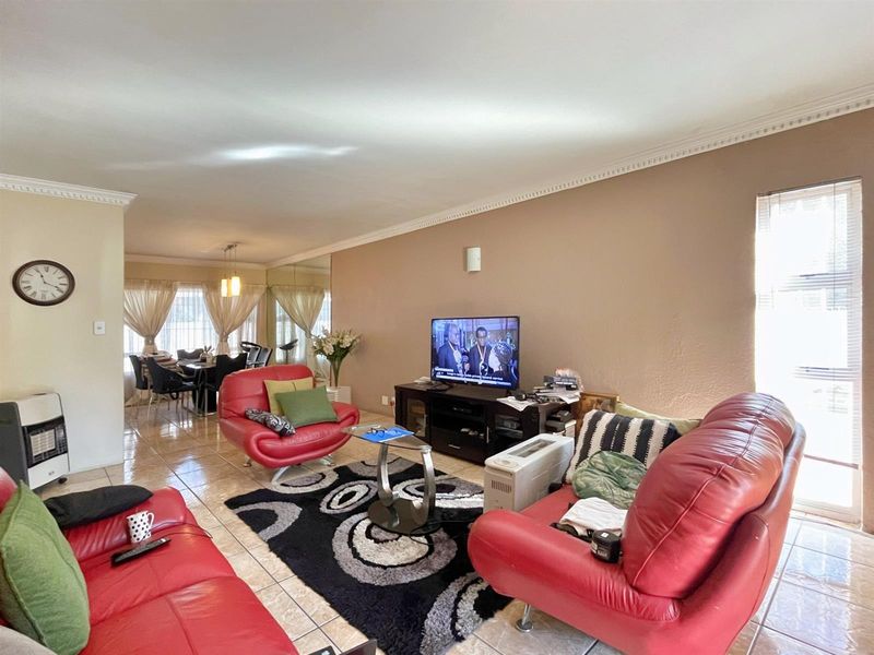 Townhouse For Sale in Bedfordview - Photo 2