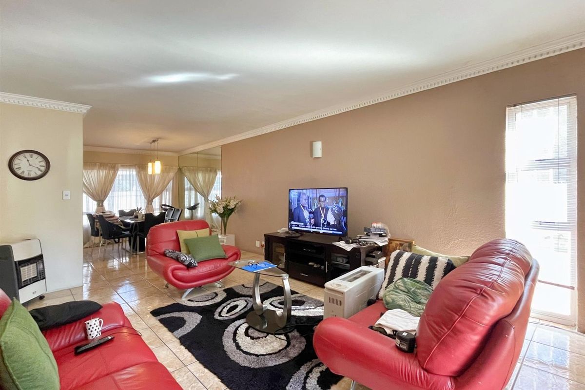 Townhouse For Sale in Bedfordview - Photo 2
