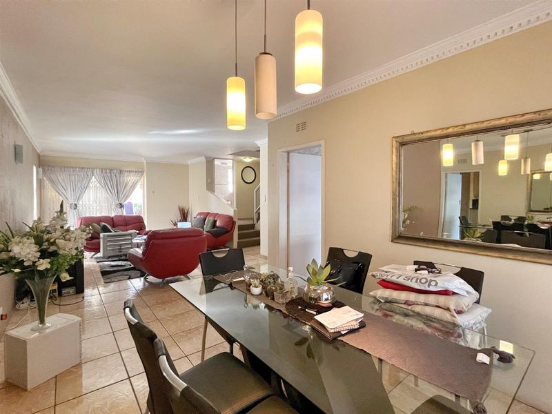 Townhouse For Sale in Bedfordview - Photo 5