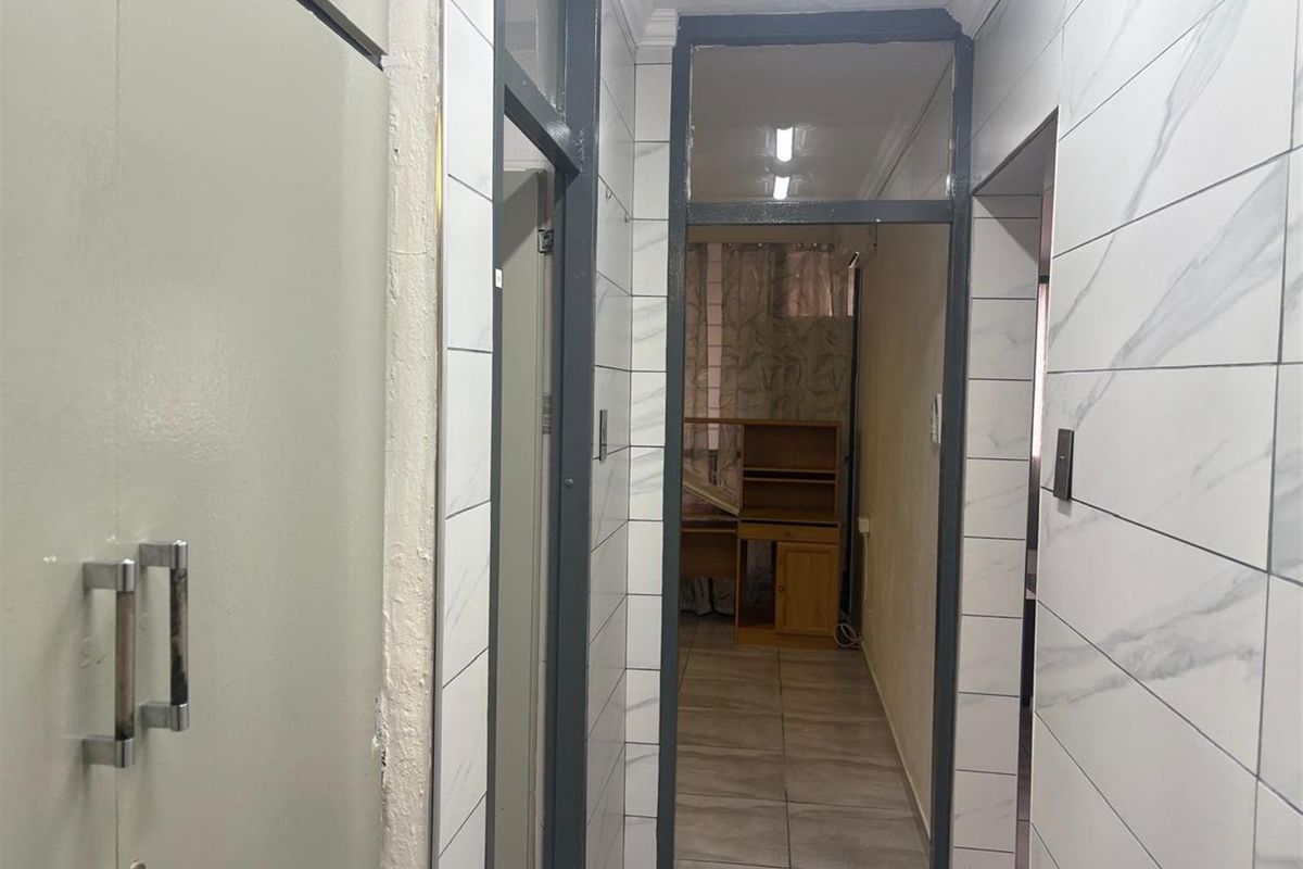 1-Bedroom Apartment For Sale in Pioneer Park, Newcastle, KwaZulu Natal - Photo 2