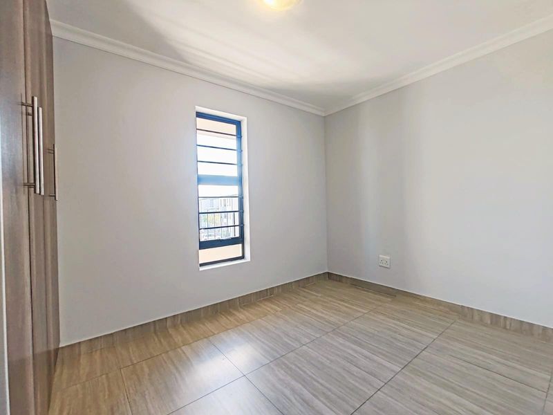 Stylish 3-Bedroom Apartment For Sale in Parklands North, Blouberg - Photo 10