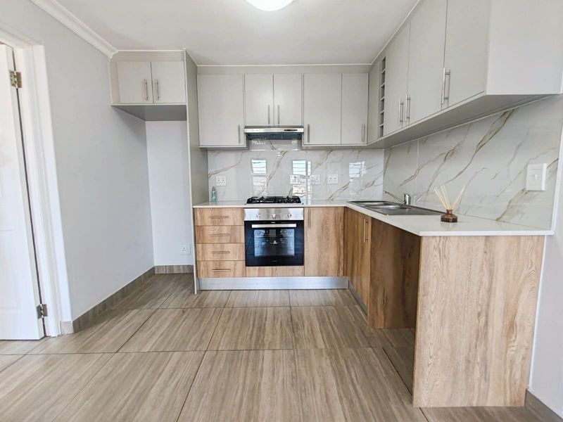 Stylish 3-Bedroom Apartment For Sale in Parklands North, Blouberg - Photo 4