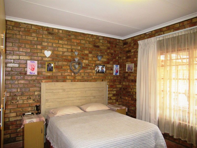 Townhouse For Sale in Erasmus, Bronkhorstspruit - Photo 7