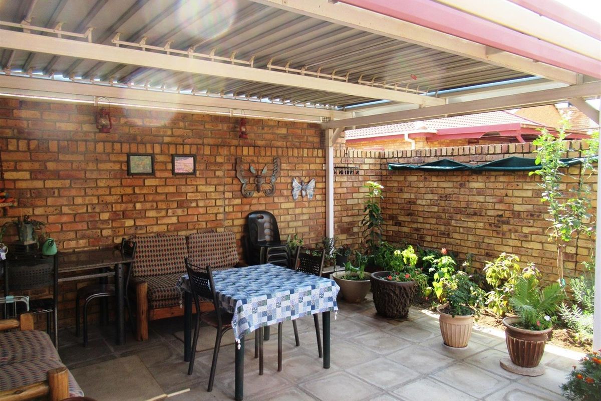 Townhouse For Sale in Erasmus, Bronkhorstspruit - Photo 2