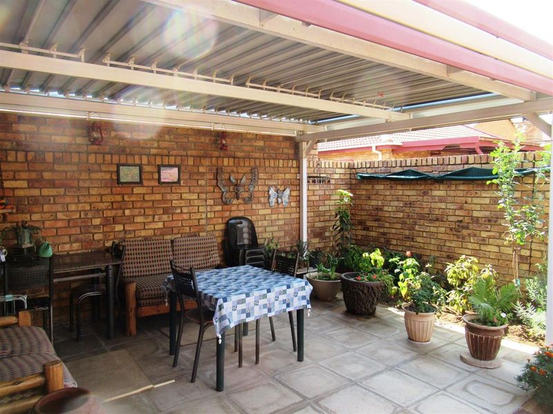 Townhouse For Sale in Erasmus, Bronkhorstspruit - Photo 2