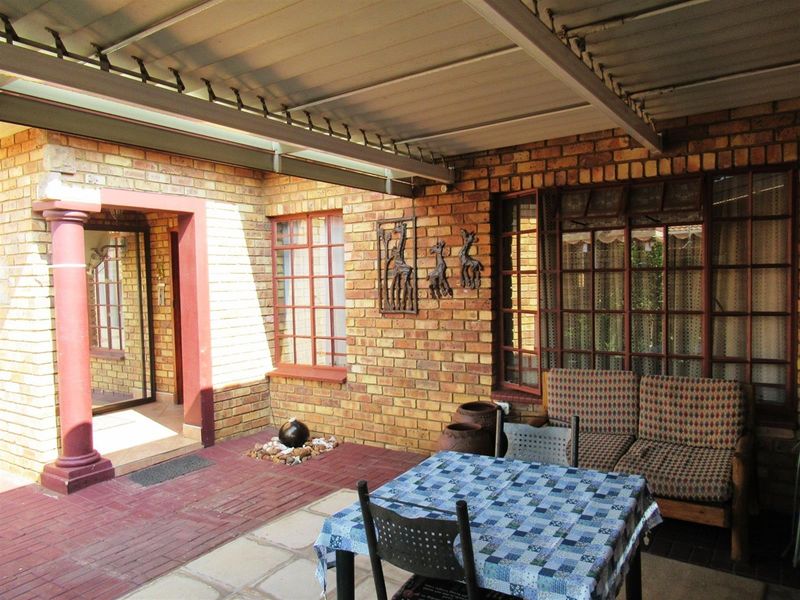 Townhouse For Sale in Erasmus, Bronkhorstspruit - Photo 3