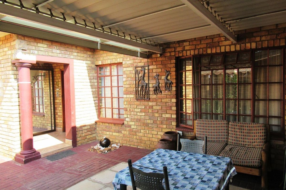 Townhouse For Sale in Erasmus, Bronkhorstspruit - Photo 3