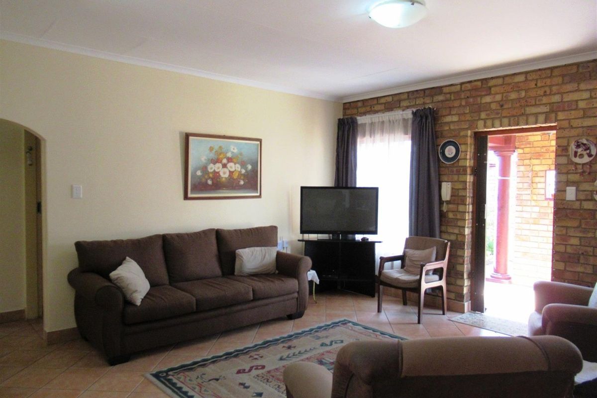 Townhouse For Sale in Erasmus, Bronkhorstspruit - Photo 4