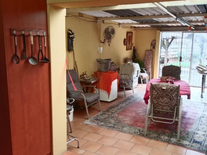 House with Flatlet For Sale in Stilfontein Ext 4, Stilfontein, North West - Photo 6