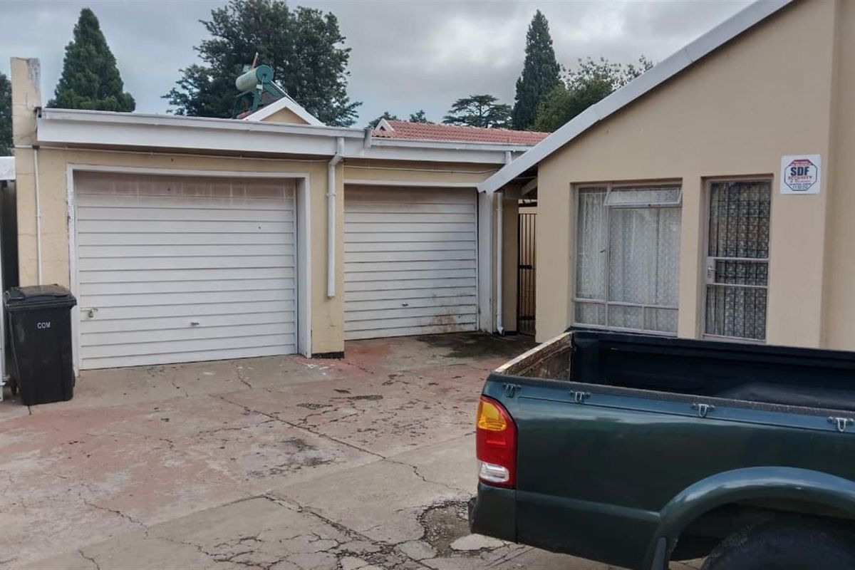 House with Flatlet For Sale in Stilfontein Ext 4, Stilfontein, North West - Photo 2