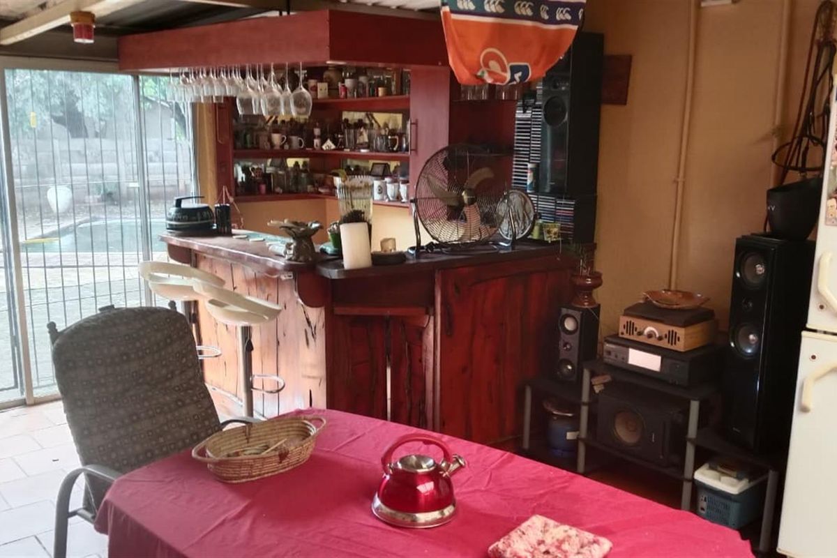 House with Flatlet For Sale in Stilfontein Ext 4, Stilfontein, North West - Photo 5