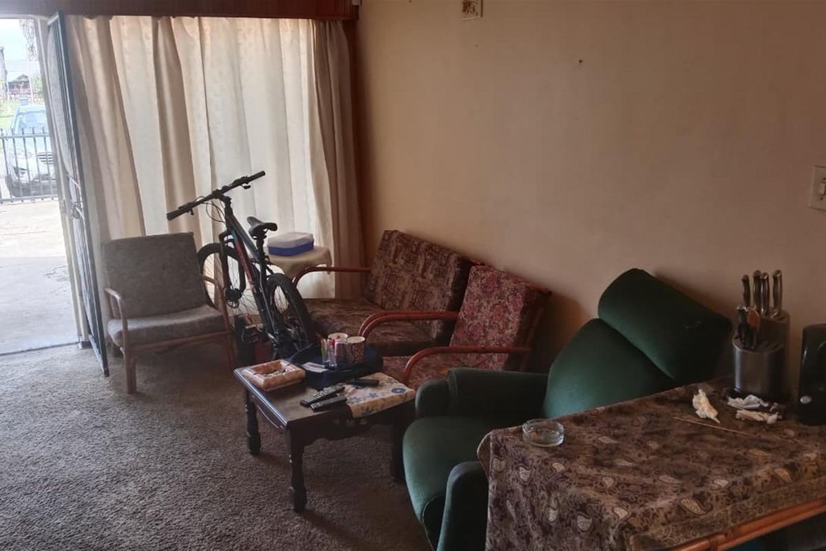 House with Flatlet For Sale in Stilfontein Ext 4, Stilfontein, North West - Photo 4