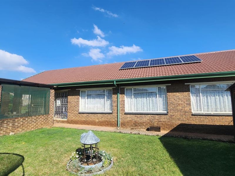 Elegant Family Living in the Heart of Rensburg, Heidelberg - Photo 4