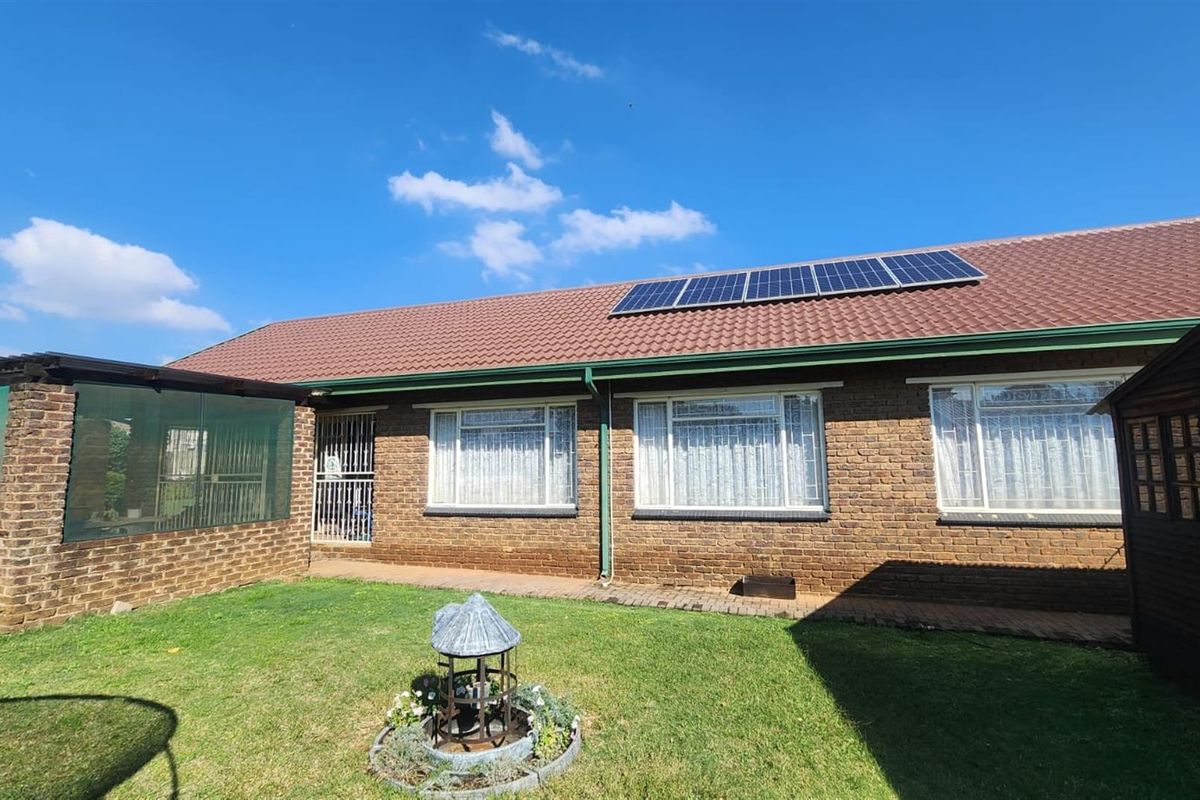 Elegant Family Living in the Heart of Rensburg, Heidelberg - Photo 4