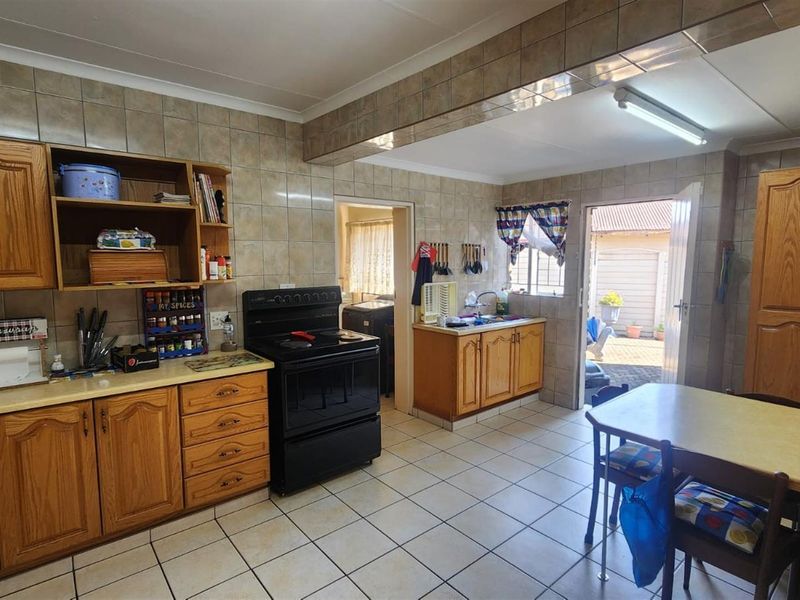 Elegant Family Living in the Heart of Rensburg, Heidelberg - Photo 2