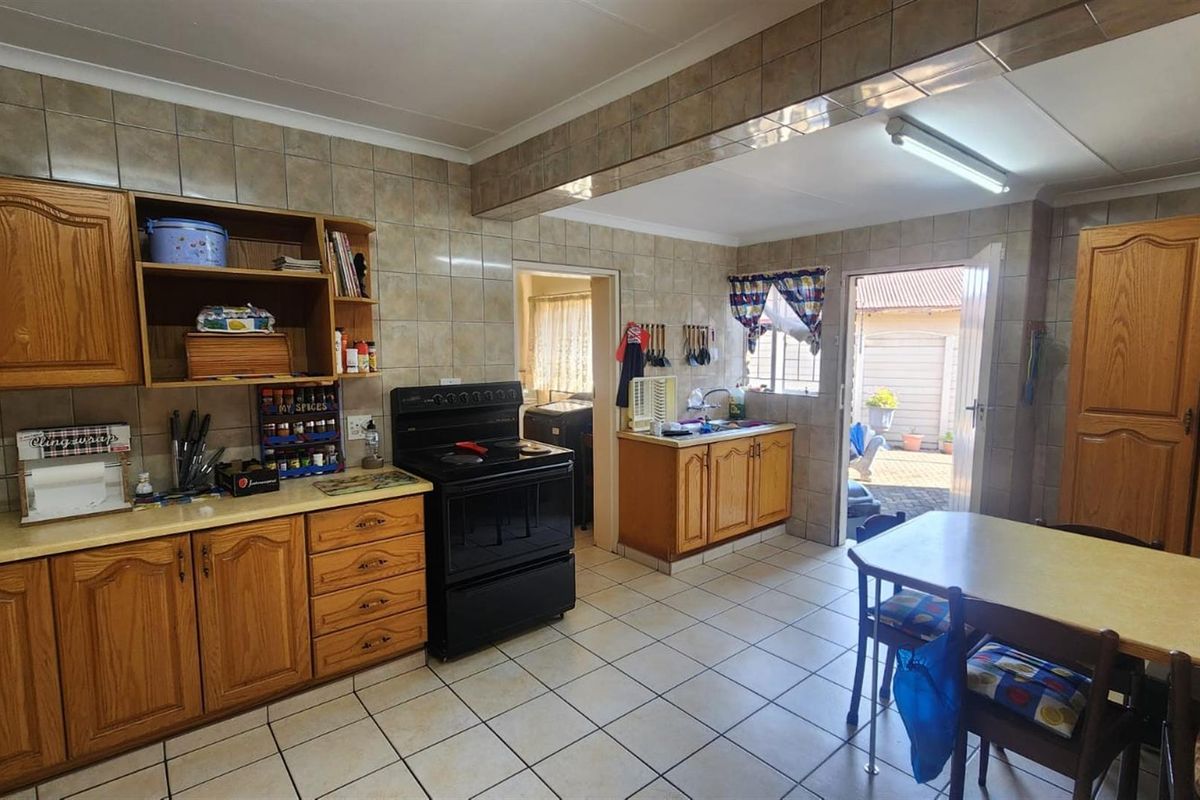 Elegant Family Living in the Heart of Rensburg, Heidelberg - Photo 2