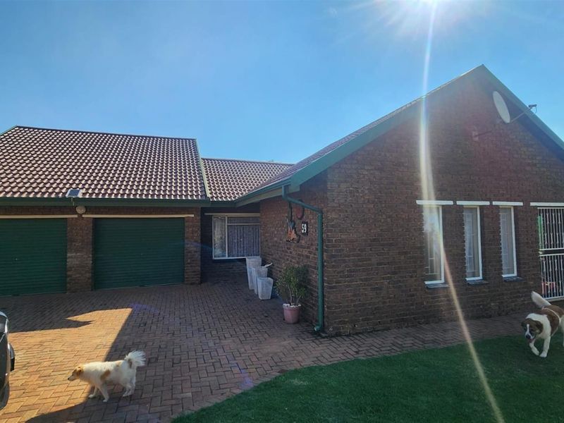 Elegant Family Living in the Heart of Rensburg, Heidelberg - Photo 10