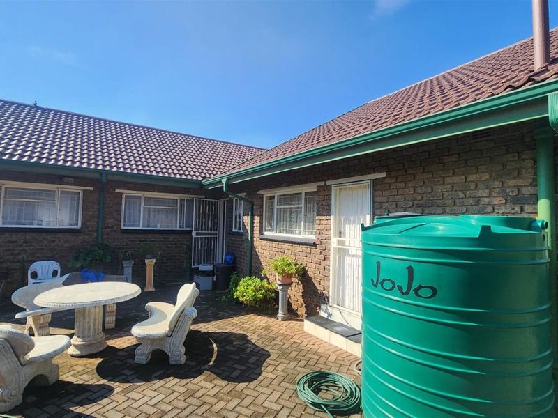 Elegant Family Living in the Heart of Rensburg, Heidelberg - Photo 9