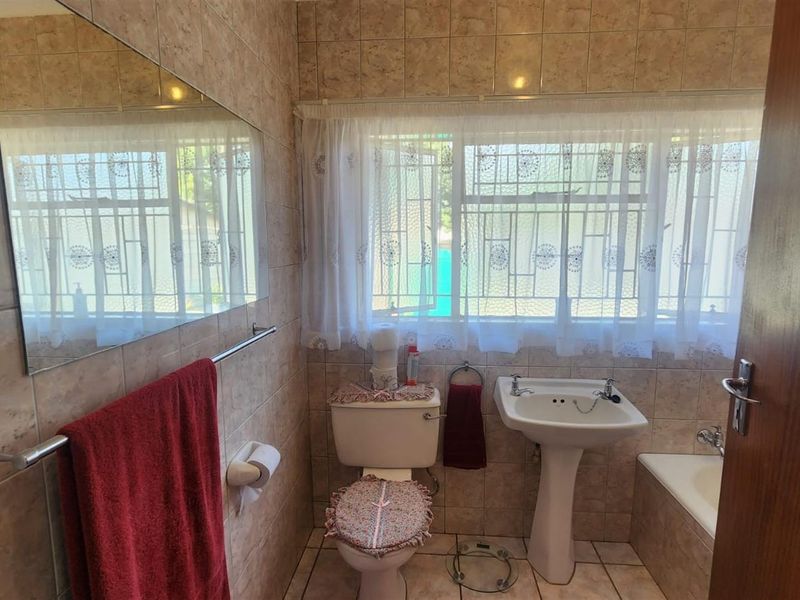 Elegant Family Living in the Heart of Rensburg, Heidelberg - Photo 5