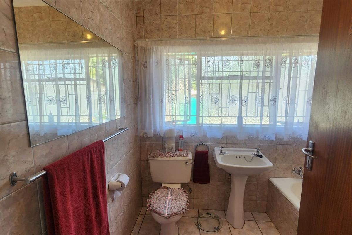 Elegant Family Living in the Heart of Rensburg, Heidelberg - Photo 5