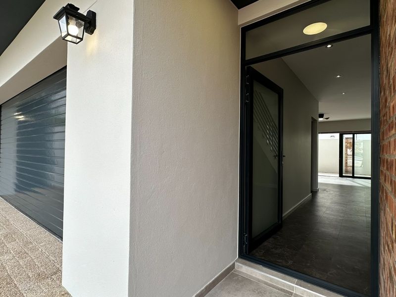 House For Sale in Lemoenkloof, Paarl - Photo 2