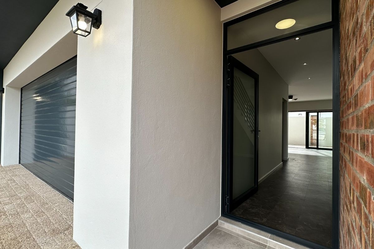 House For Sale in Lemoenkloof, Paarl - Photo 2