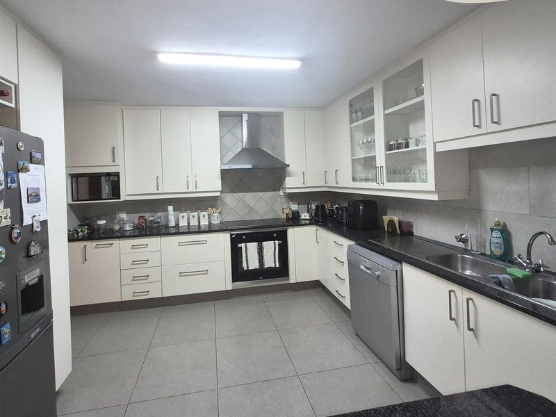 Modern 3-Bedroom Duplex in St Andrews, Bedfordview - Photo 4