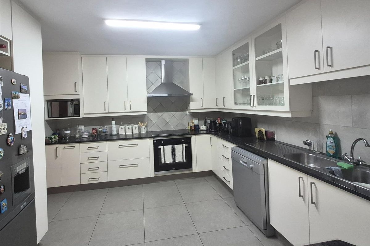 Modern 3-Bedroom Duplex in St Andrews, Bedfordview - Photo 4