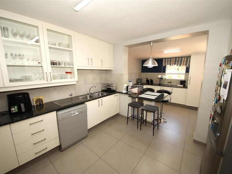 Modern 3-Bedroom Duplex in St Andrews, Bedfordview - Photo 6