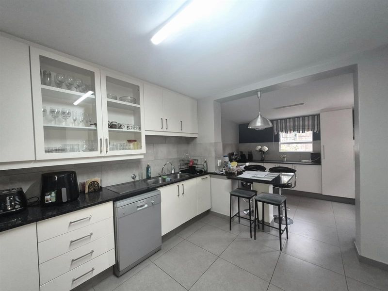 Modern 3-Bedroom Duplex in St Andrews, Bedfordview - Photo 3