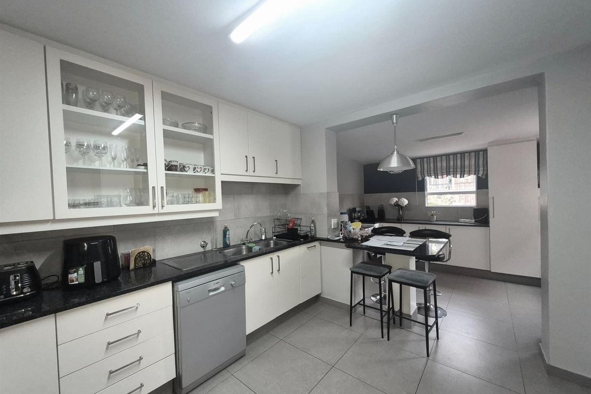 Modern 3-Bedroom Duplex in St Andrews, Bedfordview - Photo 3