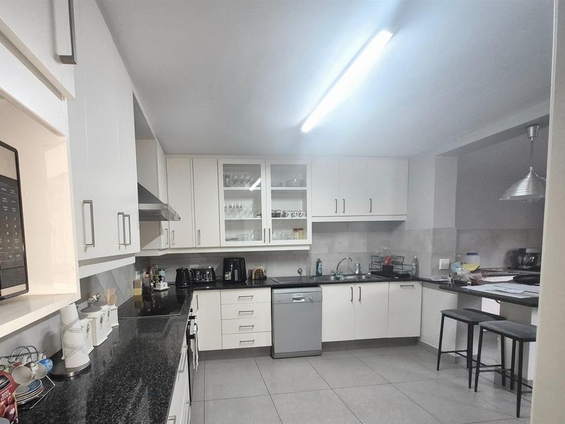 Modern 3-Bedroom Duplex in St Andrews, Bedfordview - Photo 2