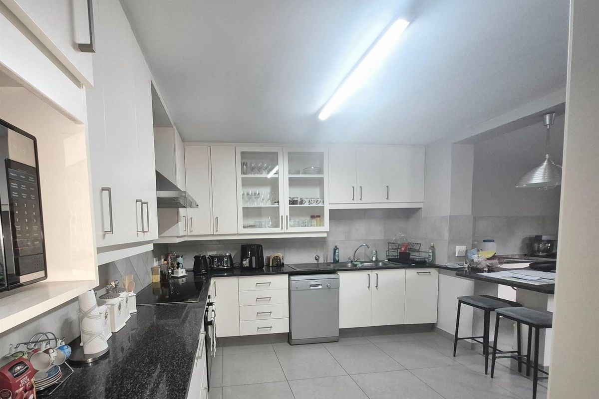 Modern 3-Bedroom Duplex in St Andrews, Bedfordview - Photo 2