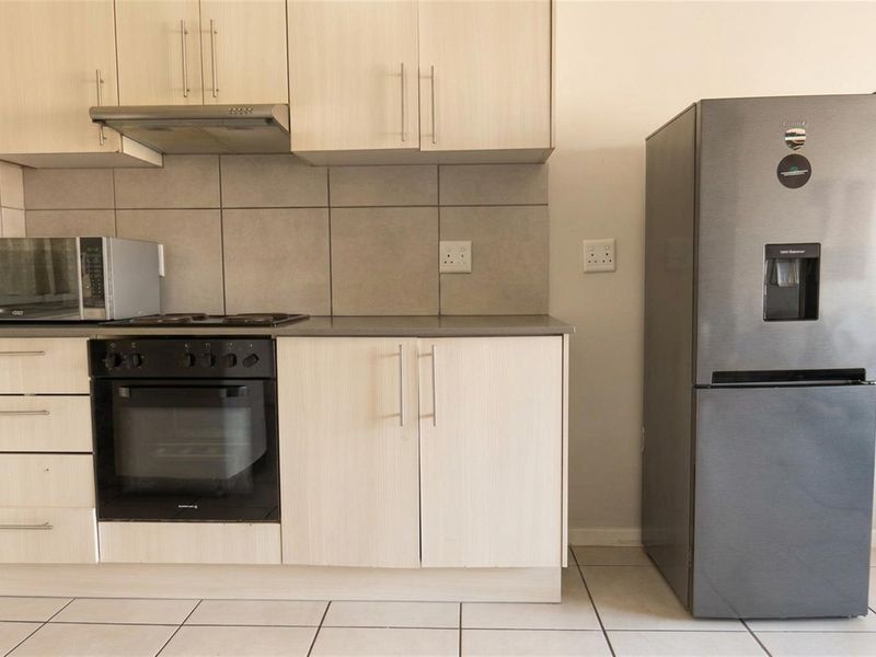 Modern 2-Bedroom, 2 En-Suite Apartment in Secure Parklands East Complex - Photo 5