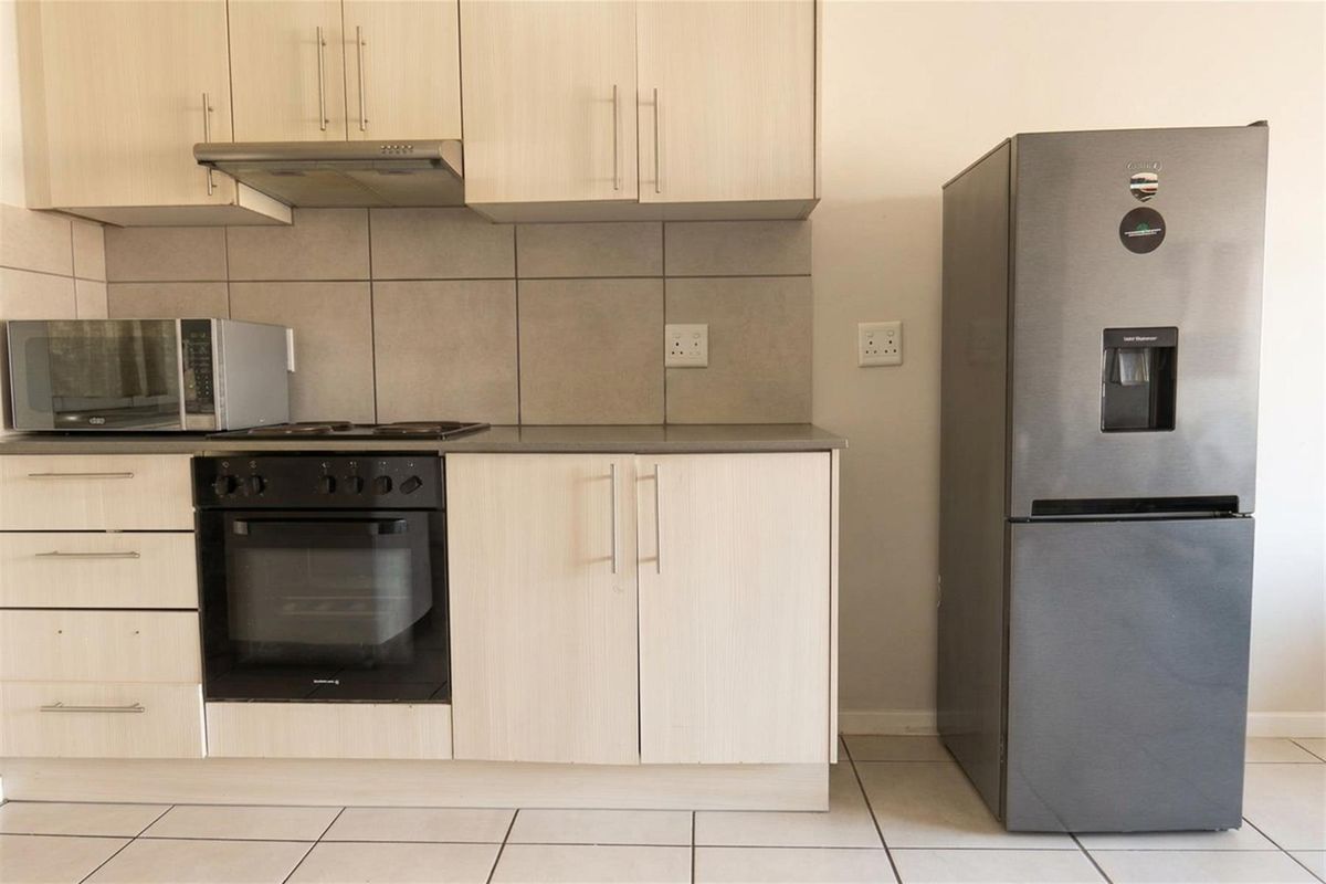 Modern 2-Bedroom, 2 En-Suite Apartment in Secure Parklands East Complex - Photo 5