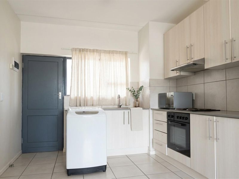 Modern 2-Bedroom, 2 En-Suite Apartment in Secure Parklands East Complex - Photo 9