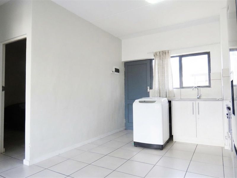 Modern 2-Bedroom, 2 En-Suite Apartment in Secure Parklands East Complex - Photo 8