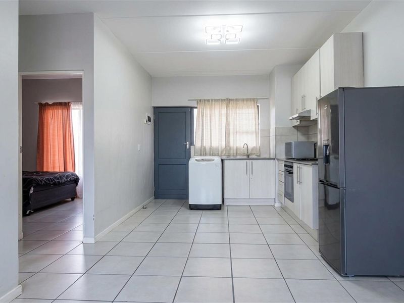 Modern 2-Bedroom, 2 En-Suite Apartment in Secure Parklands East Complex - Photo 4