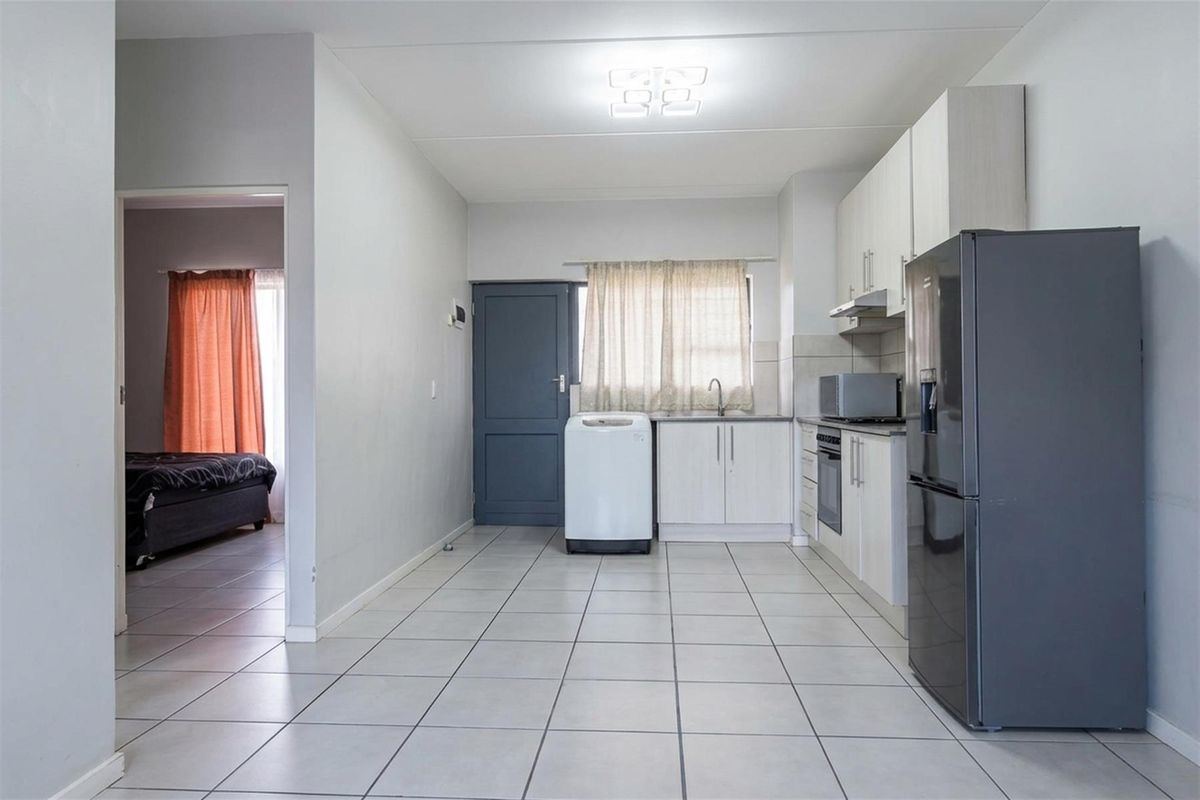 Modern 2-Bedroom, 2 En-Suite Apartment in Secure Parklands East Complex - Photo 4