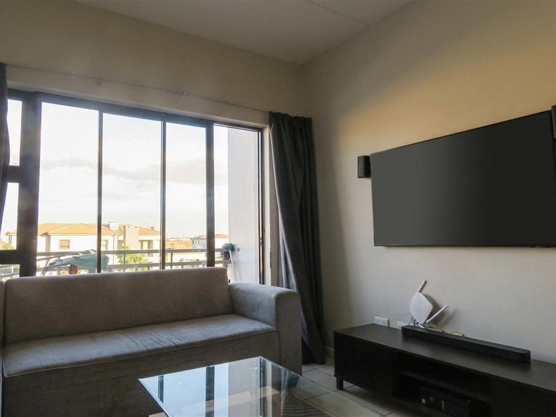 Modern 2-Bedroom, 2 En-Suite Apartment in Secure Parklands East Complex - Photo 3