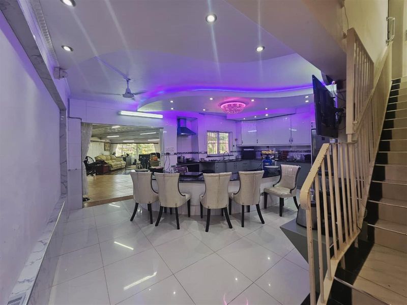 Spacious 6 Bedroom Home with Multiple EnSuites and Flatlet For Sale - Photo 2