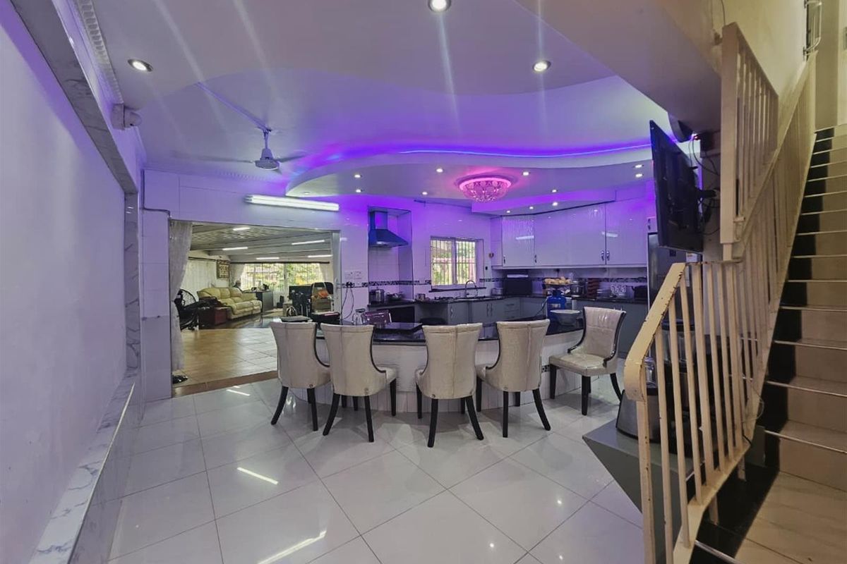 Spacious 6 Bedroom Home with Multiple EnSuites and Flatlet For Sale - Photo 2