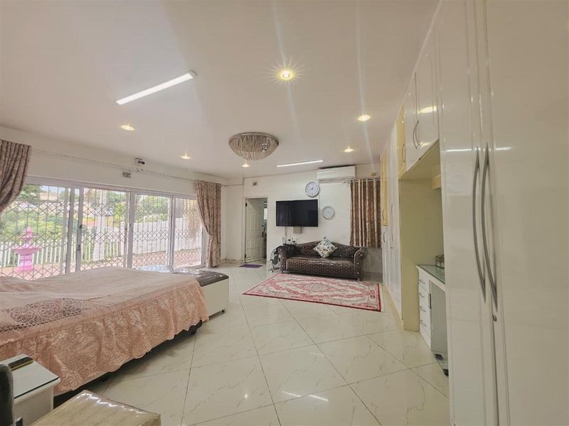 Spacious 6 Bedroom Home with Multiple EnSuites and Flatlet For Sale - Photo 9