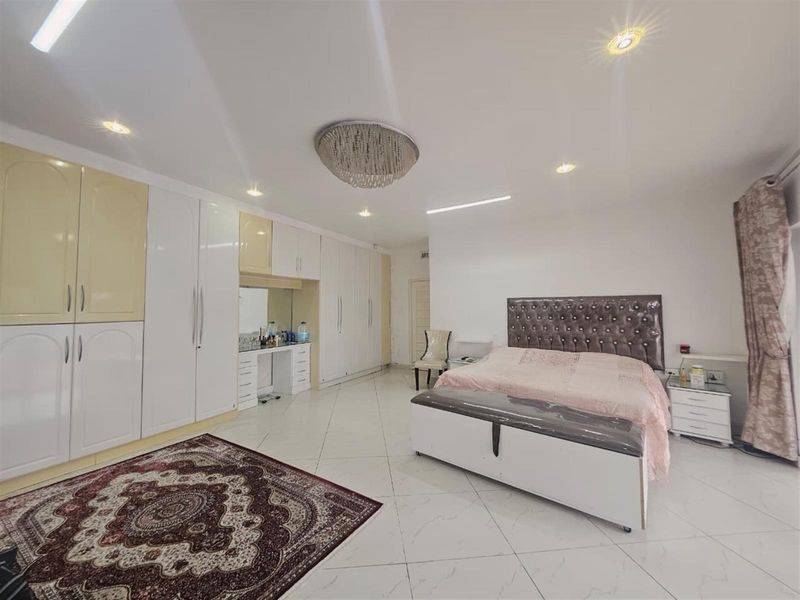 Spacious 6 Bedroom Home with Multiple EnSuites and Flatlet For Sale - Photo 8