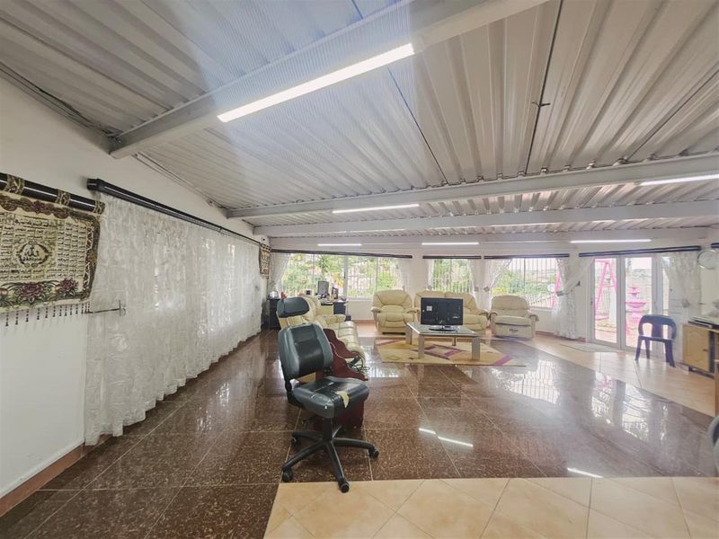 Spacious 6 Bedroom Home with Multiple EnSuites and Flatlet For Sale - Photo 4