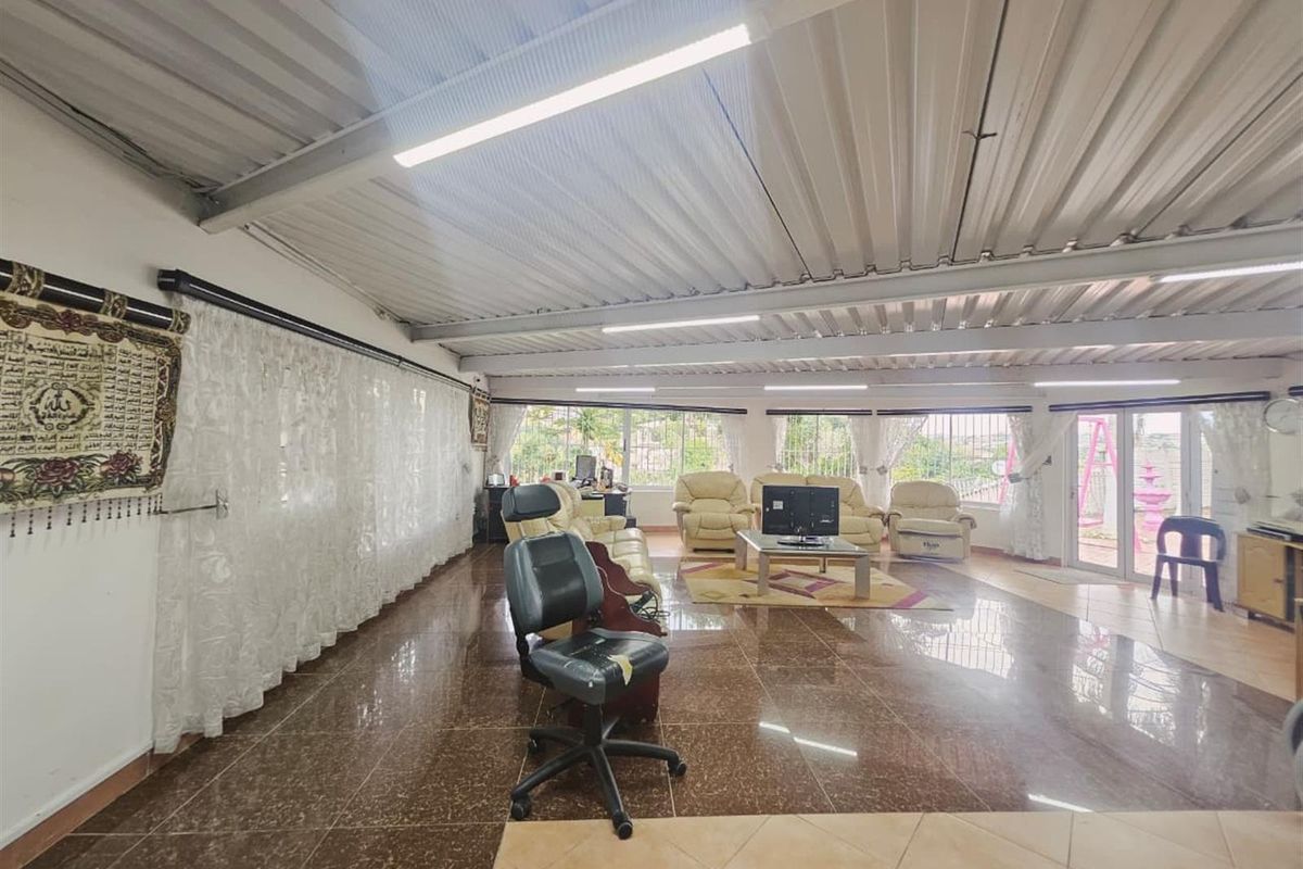 Spacious 6 Bedroom Home with Multiple EnSuites and Flatlet For Sale - Photo 4