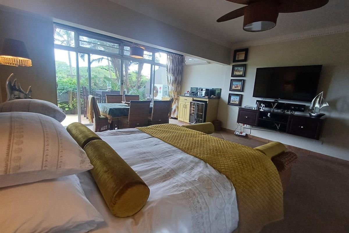 Quaint Seaside Bachelor Apartment in Umhlanga Rocks For Sale - Photo 4