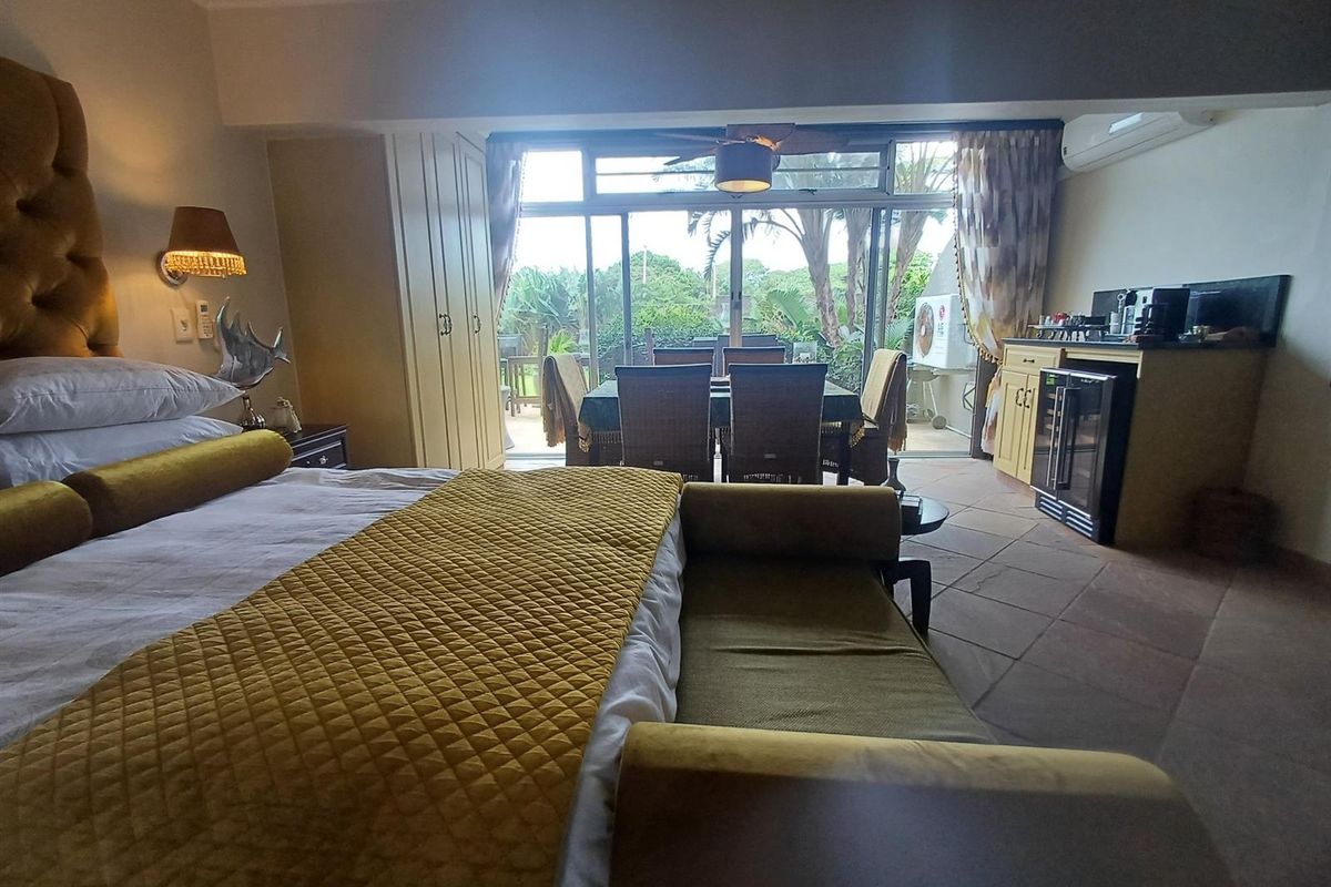 Quaint Seaside Bachelor Apartment in Umhlanga Rocks For Sale - Photo 5
