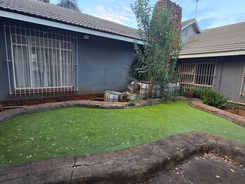 Expansive 2,683sqm Corner Property with Income Potential and Ultimate Entertainment Appeal! - Photo 3